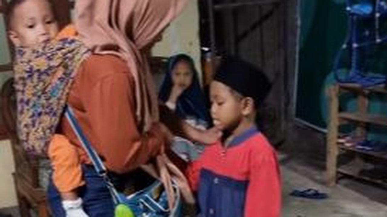 Momen boyah yatim yang menjadi anak asuh anggota polisi saat dijenguk Ibunya ini sontak mencuri perhatian publik. Berbagai komentar pun membanjiri unggahan tersebut. <br>