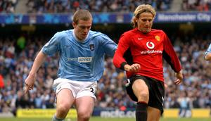 Diego Forlan. Striker Uruguay yang kini berusia 43 tahun dan telah pensiun pada Agustus 2019 bersama Kitchee ini menjadi satu-satunya pemain Uruguay yang mampu meraih trofi juara Premier League. Ia melakukannya bersama Manchester United pada musim 2002/2003, yaitu di musim keduanya bersama Setan Merah yang diperkuatnya selama 3 musim mulai tengah musim 2001/2002 hingga akhir musim 2003/2004 usai didatangkan dari Independiente. Gelar lain yang diraihnya adalah Piala FA 2003/2004 dan Community Shield tahun 2003. Bersama Setan Merah ia total tampil dalam 97 laga di semua ajang dengan torehan 17 gol dan 9 assist. (AFP/Paul Barker)