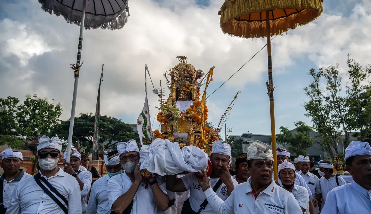 Melasti merupakan rangkaian kegiatan doa yang diadakan beberapa hari sebelum "Nyepi", hari keheningan, ketika umat Hindu tidak diizinkan untuk melakukan kegiatan apa pun termasuk bekerja, atau bepergian. (Juni Kriswanto/AFP)