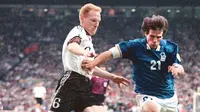 Libero Timnas Jerman, Matthias Sammer, berduel dengan bintang Timnas Italia, Gianfranco Zola, dalam ajang Euro 1996. (MAURIZIO BRAMBATTI / AFP)