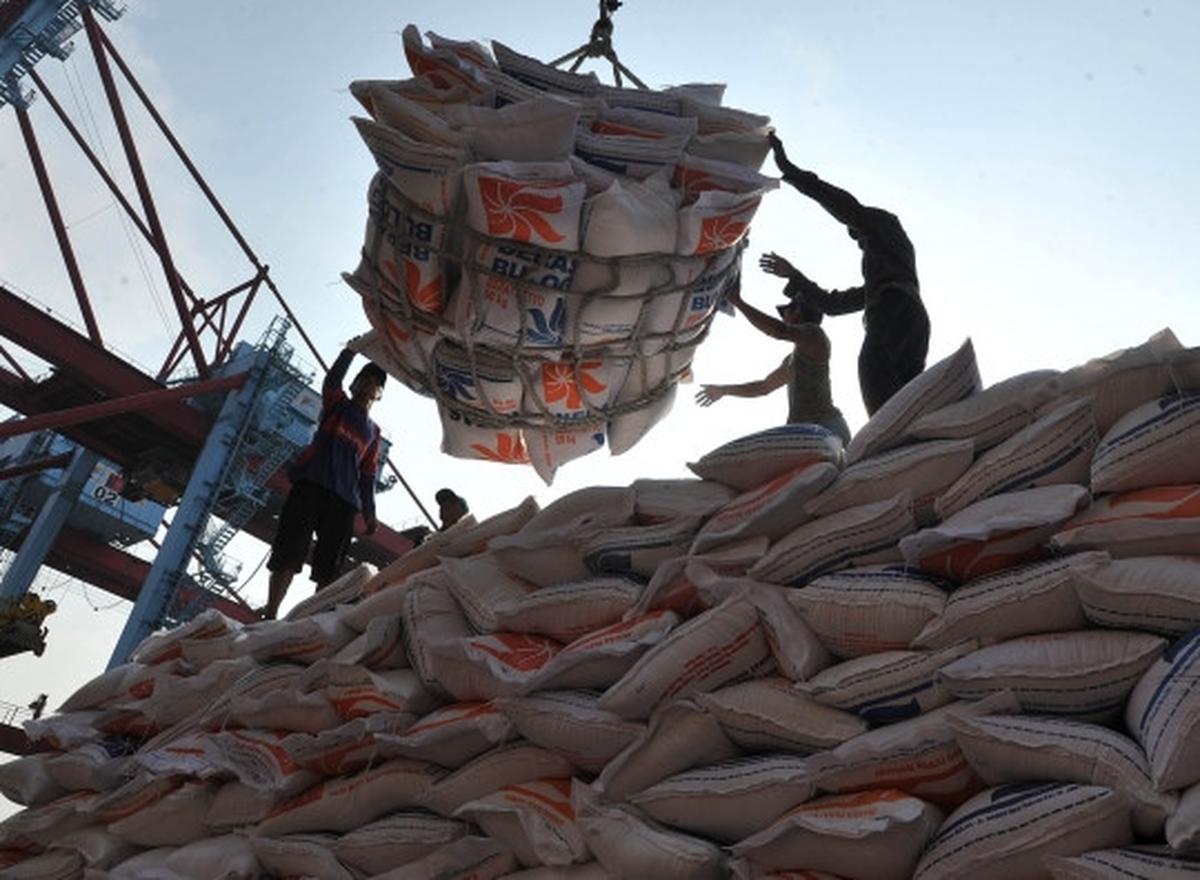 27 Ribu ton beras asal Vietnam tiba di Tanjung Priok