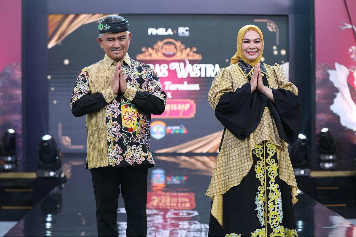 Wali Kota Tarakan dan Istri saat Parade Wastra Nusantara 2025