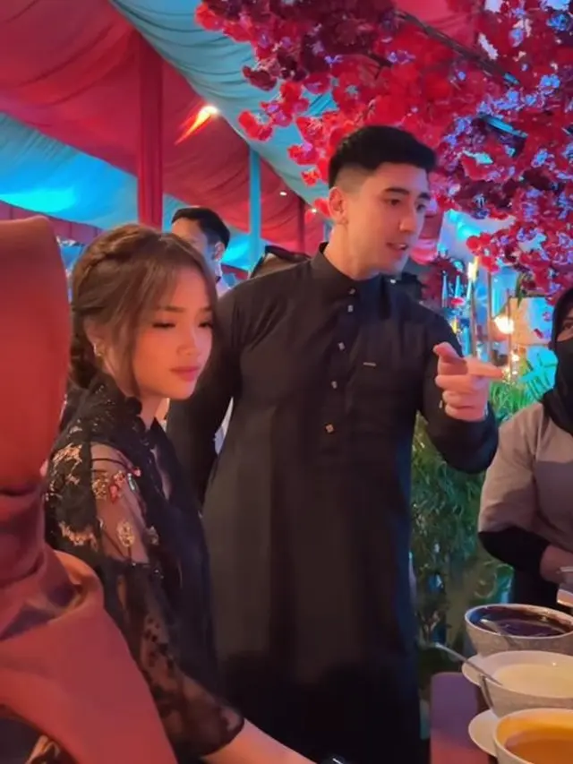 Gaya Fuji An Hadiri Buka Puasa Bersama Keluarga Verrel Bramasta, Kompak Serba Hitam!