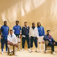 Kolaborasi fashion untuk Piala Dunia 2026 yang pertama datang dari Nike dan desainer Prancis, Simon Porte Jacquemus. Melalui program Nike X2, Jacquemus dipercaya merancang koleksi khusus untuk tim nasional Prancis.