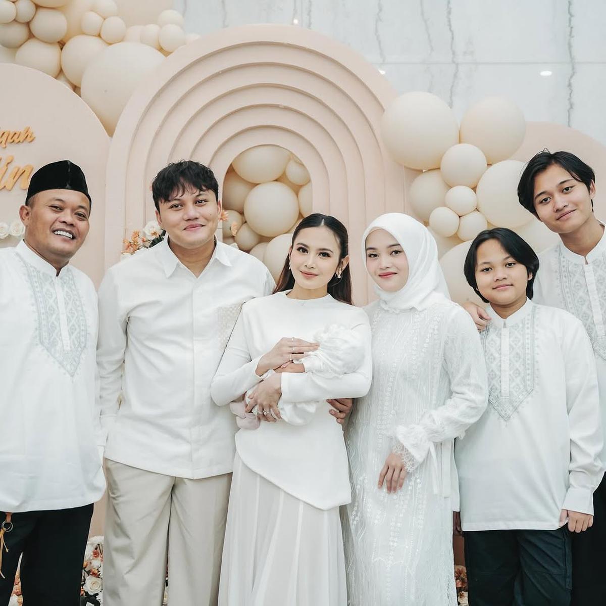 4 Potret Putri Delina di Momen Aqiqah Anak Mahalini dan Rizky Febian