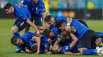 Pemain Italia merayakan gol kedua mereka ke gawang Swiss selama pertandingan grup A Euro 2020 di stadion Olimpiade di Roma, Italia, Rabu (16/6/2021). Italia menang atas Swiss dengan skor 3-0.  (AP Photo/Alessandra Tarantino, Pool)