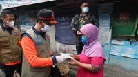 Ketua Satgas COVID-19 Letjen TNI Suharyanto membagikan masker kepada penumpang di Terminal Cicaheum, Bandung, Jawa Barat, Sabtu (19/2/2022). (Dok BNPB)