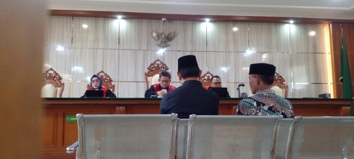 Bupati Bekasi Nonaktif, Ade Kuswara Kunang (kiri) saat membacakan pleidoi di PN Bandung. (merdeka.com/Azzura Galexia).