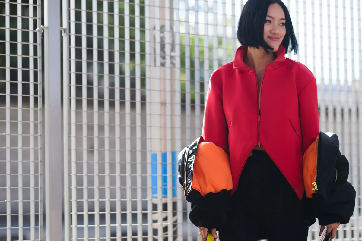 [Bintang] Cerahkan Hari dengan Sentuhan Warna Merah Pada Outfit Monokrom