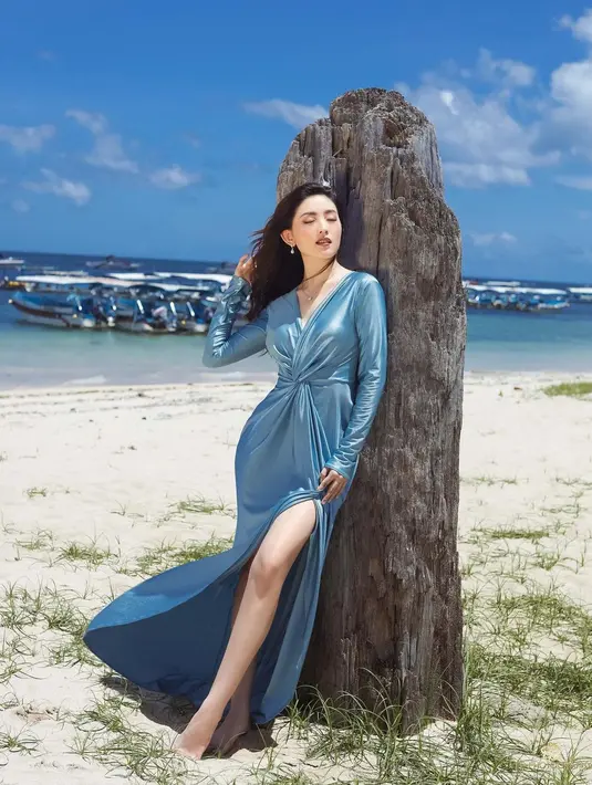 Wrapped dress juga menjadi alternatif untuk tampil anggun dalam balutan gaya yang anggun.
