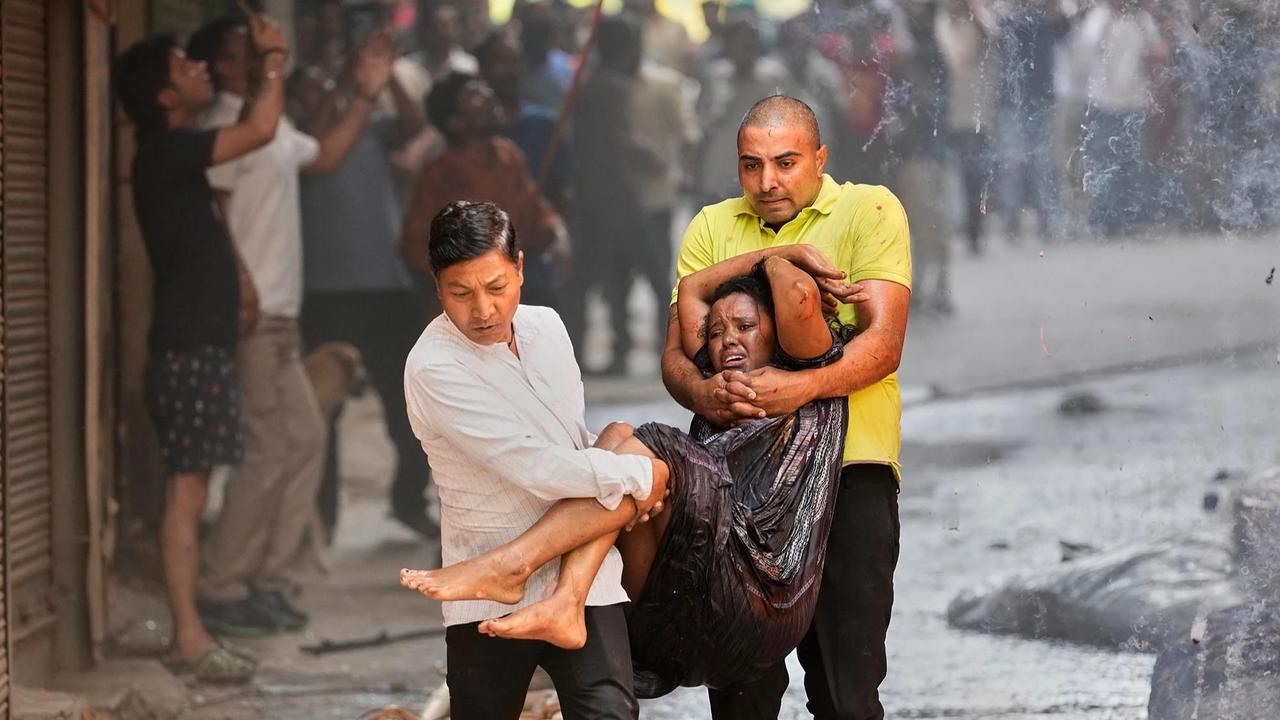 FOTO: Evakuasi Dramatis Korban Kebakaran Hotel di New Delhi