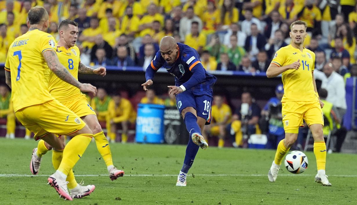Pemain Belanda, Donyell Malen mencetak gol ke gawang Rumania pada babak 16 besar Euro 2024 di Fussball Arena, Munchen, Selasa (2/7/2024). (AP Photo/Ariel Schalit)