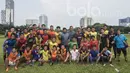 Para peserta seleksi Timnas Indonesia U-19 foto bersama pelatih Timnas Indonesia U-19, Indra Sjafri, usai menjalani seleksi di Lapangan Aldiron, Jakarta, Kamis (23/2/2017). (Bola.com/Vitalis Yogi Trisna)