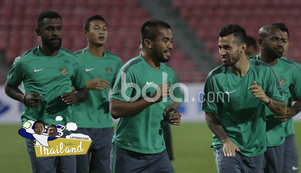 Senyum Zulham Zamrun dan Stefano Lilipaly saat sesi uji coba di Stadion Rajamangala, Thailand, (16/12/2016). (Bola.com/Vitalis Yogi Trisna)