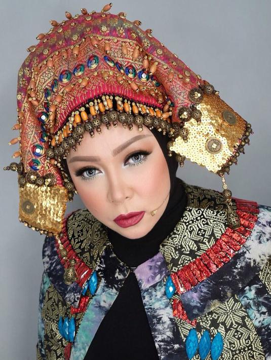 8 Model Hijab Melly Goeslaw yang Unik dan Nyentrik - Page ...
