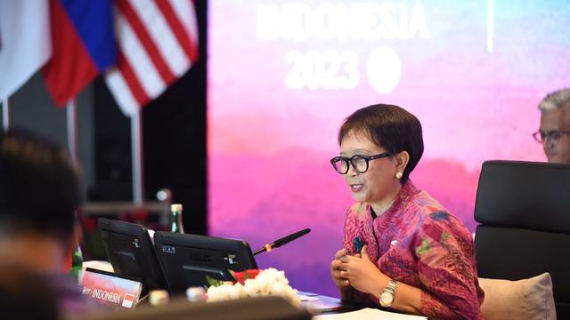 Menteri Luar Negeri Retno Marsudi membuka pertemuan ASEAN Foreign Ministers' Meeting sebagai rangkaian acara KTT ke-42 ASEAN 2023 di Labuan Bajo, Nusa Tenggara Timur pada 9 Mei 2023. (Foto: Sekjen ASEAN)