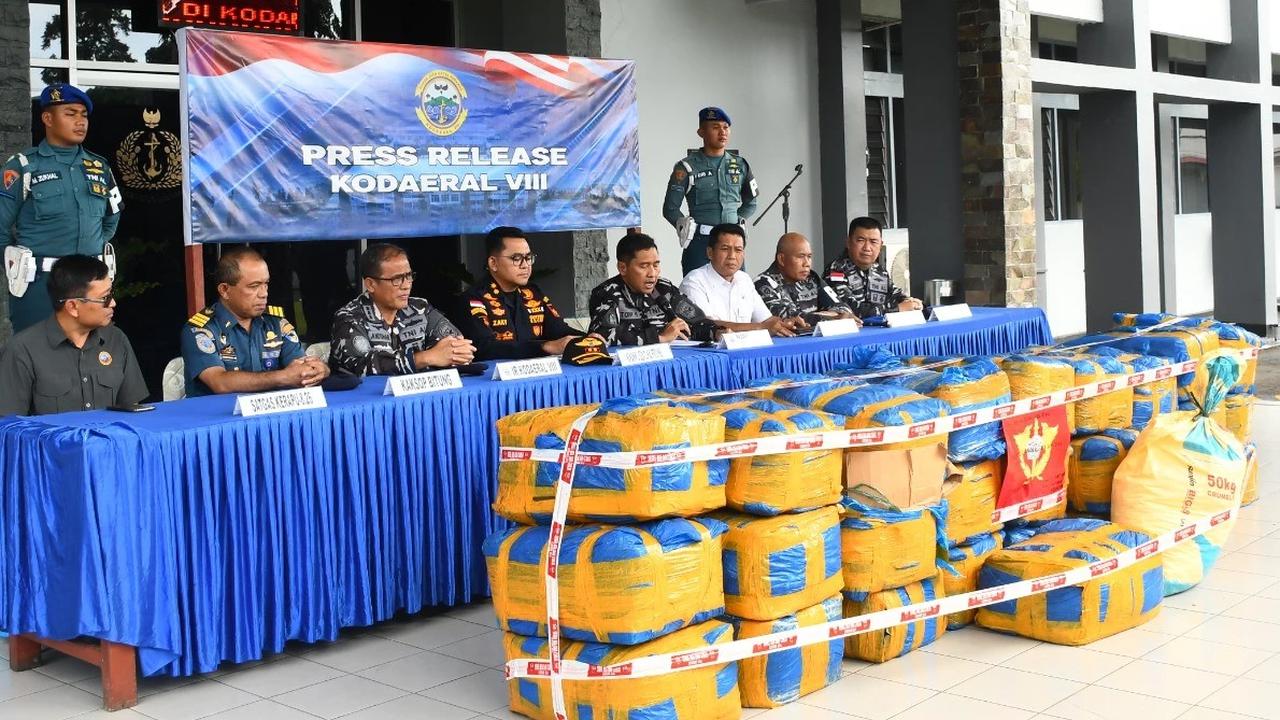 FOTO: TNI AL Gagalkan Upaya Penyelundupan Sianida di Pelabuhan Bitung