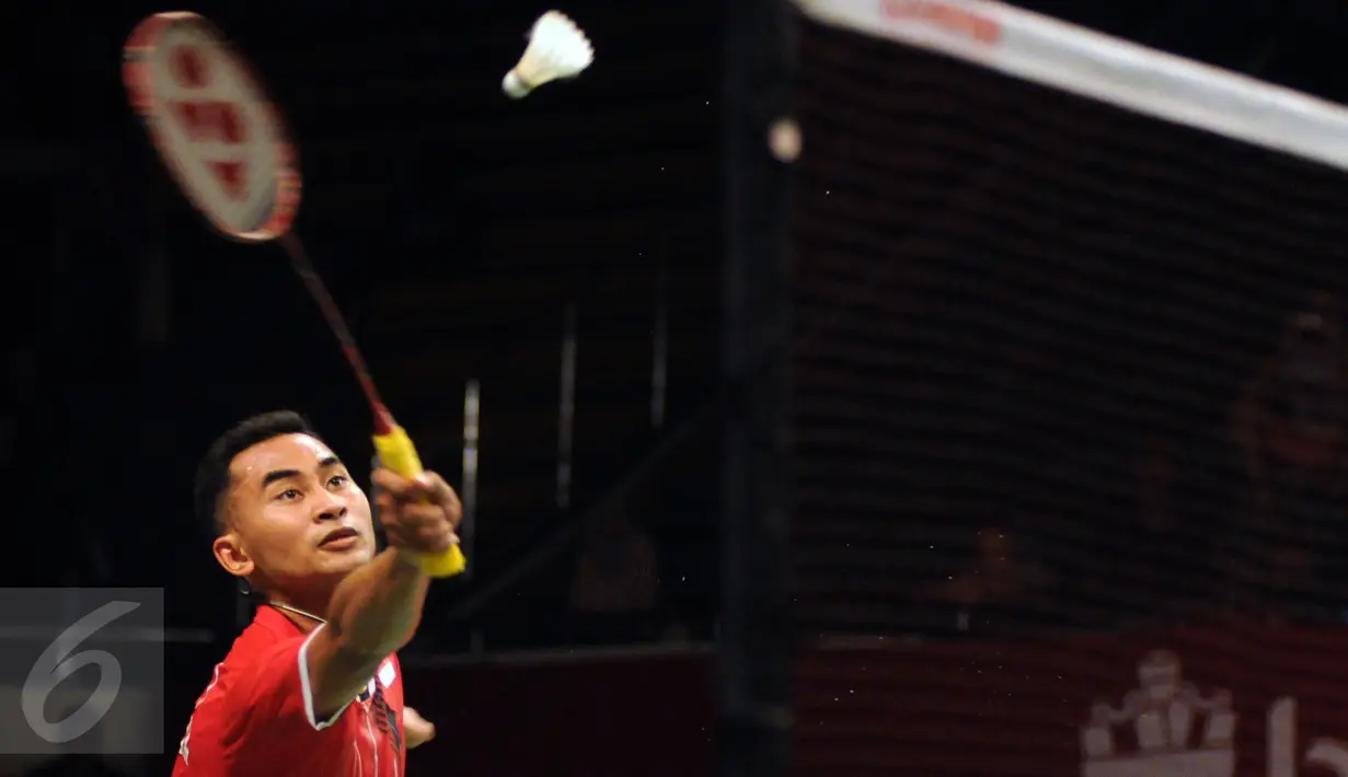 Pebulutangkis tunggal putra Indonesia, Tommy Sugiarto berusaha mengembalikan bola saat berlaga melawan Pablo Abian (Spanyol) di Total BWF World Championships 2015 di Jakarta, Senin (10/8/2015). Tommy unggul 21-16, 21-13. (Liputan6.com/Helmi Fithriansyah)