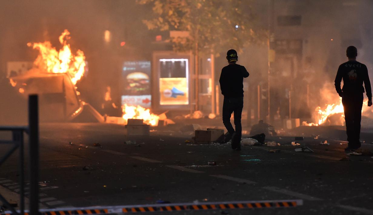 Suporter Marseille melakukan pembakaran fasilitas umum   usai tim nya kalah dari Atletico Madrid final Liga Europa di Vieux Port, Prancis, Rabu, (16/5/2018). Atletico Madrid menang 3-0 atas Marseille. (AFP/ Bertrand Langlois)