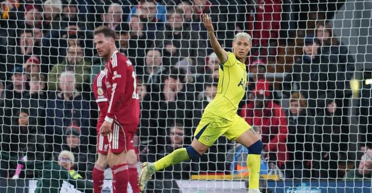 Pemain Tottenham Hotspur, Richarlison, melakukan selebrasi setelah mencetak gol ke gawang Liverpool pada laga pekan ke-30 Premier League di Stadion Anfield, Minggu (15/03/2026). (Peter Byrne/PA via AP)