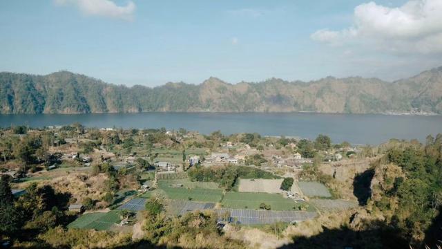Danau Batur di kaldera Gunung Batur Bali
