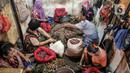 Aktivitas buruh perempuan pengupas bawang merah di Pasar Induk Kramat Jati, Jakarta Timur, Rabu (14/12/2022). Ikatan Pedagang Pasar Indonesia (Ikappi) mencatat sejumlah komoditas pangan terus mengalami kenaikan menjelang Natal dan Tahun Baru (Nataru). (merdeka.com/Iqbal S. Nugroho)