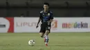 Bek Persib Bandung, Henhen Herdiana, menggiring bola saat melawan Perseru Serui pada laga Piala Presiden 2019 di Stadion Si Jalakl Harupat, Soreang, Bandung, Selasa (12/3). Persib menang 4-0 atas Perseru.(Bola.com/Yoppy Renato)