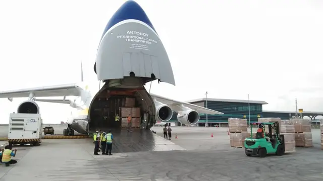 Pesawat kargo charter Antonov Internasional AN124-100 berhasil mendarat dan lepas landas di Bandara Internasional Yogyakarta (YIA) di Kulon Progo pada Rabu 10 Maret 2021.