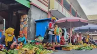 Sebagian mama-mama yang tampak berjualan di depan Pasar Higienis, Kelurahan Gamalama, Ternate Tengah, Ternate. (Hairil Hiar/Liputan6.com)