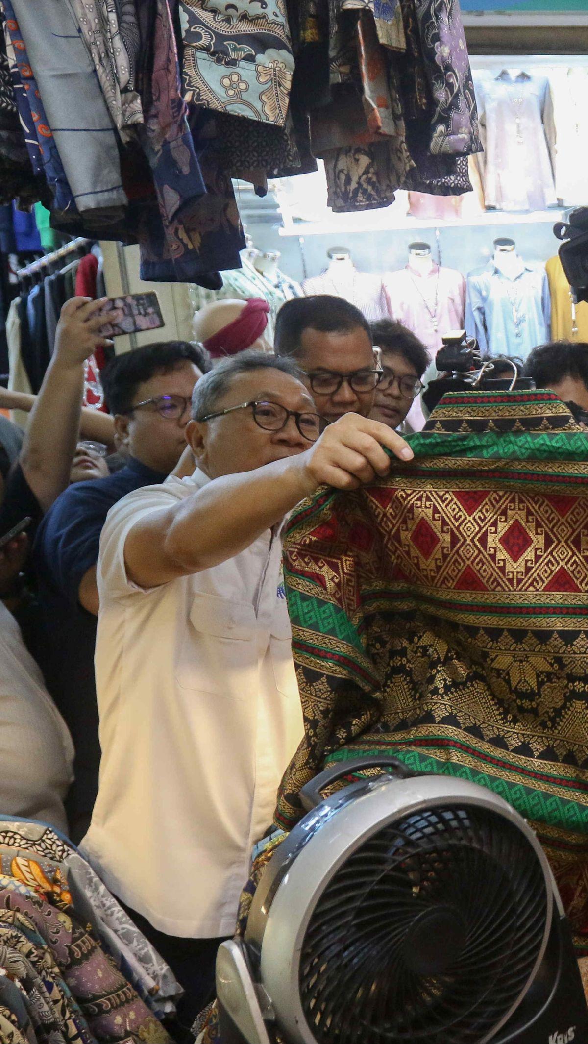 Zulhas mengaku senang melihat ramainya aktivitas perdagangan di Pasar Tanah Abang.&nbsp;Liputan6.com/Herman Zakharia