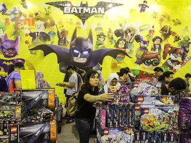 Pengunjung sedang memilih kolektor mainan Lego di pameran The 13th Toys & Comics Fair 2017 di Balai Kartini, Jakarta, Sabtu (11/2). Pameran besar mainan dan komik ini hanya menjual mainan dan merchandise mayoritas orisinil. (Liputan6.com/Fery Pradolo)