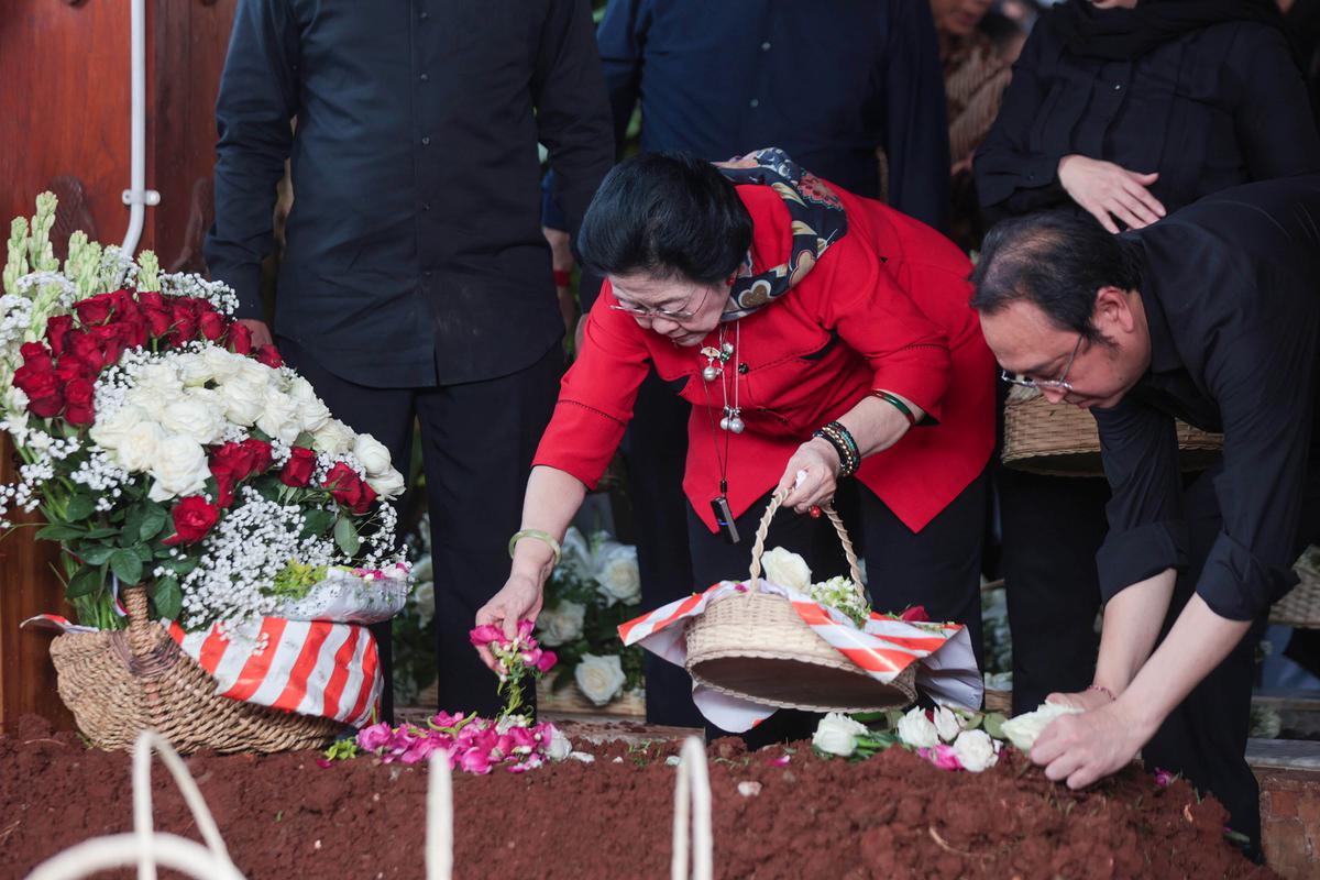 Guruh Soekarnoputra Dimakamkan di Samping Pusara Fatmawati