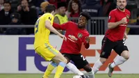 Aksi pemain Manchester United, Angel Gomes, pada laga kontra Astana di Grup L Liga Champions, Kamis (28/11/2019) WIB. (AFP/stringer)