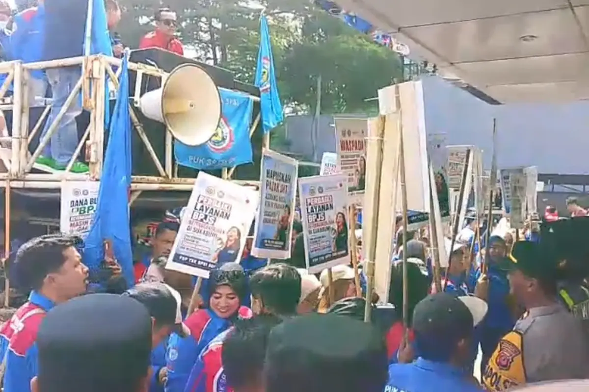 Buruh Sukabumi geruduk BPJS Ketenagakerjaan.