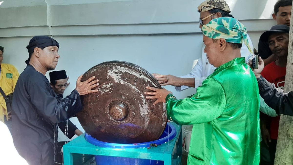 Tradisi Nyiram Gong
