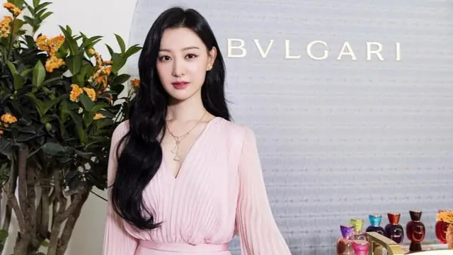 Kim Ji Won menghadiri event Bulgari Allegra di Singapura. (Instagram.com/@voguekorea)