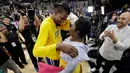 Kevin Durant mendapat pelukan dan ciuman dari ibunya Wanda Pratt usai kemenangan Warriors atas San Antonio Spurs pada babak kedua di Game 4 final basket Western Union NBA, San Antonio, AS, Selasa (23/5). (AP Photo / Eric Gay)