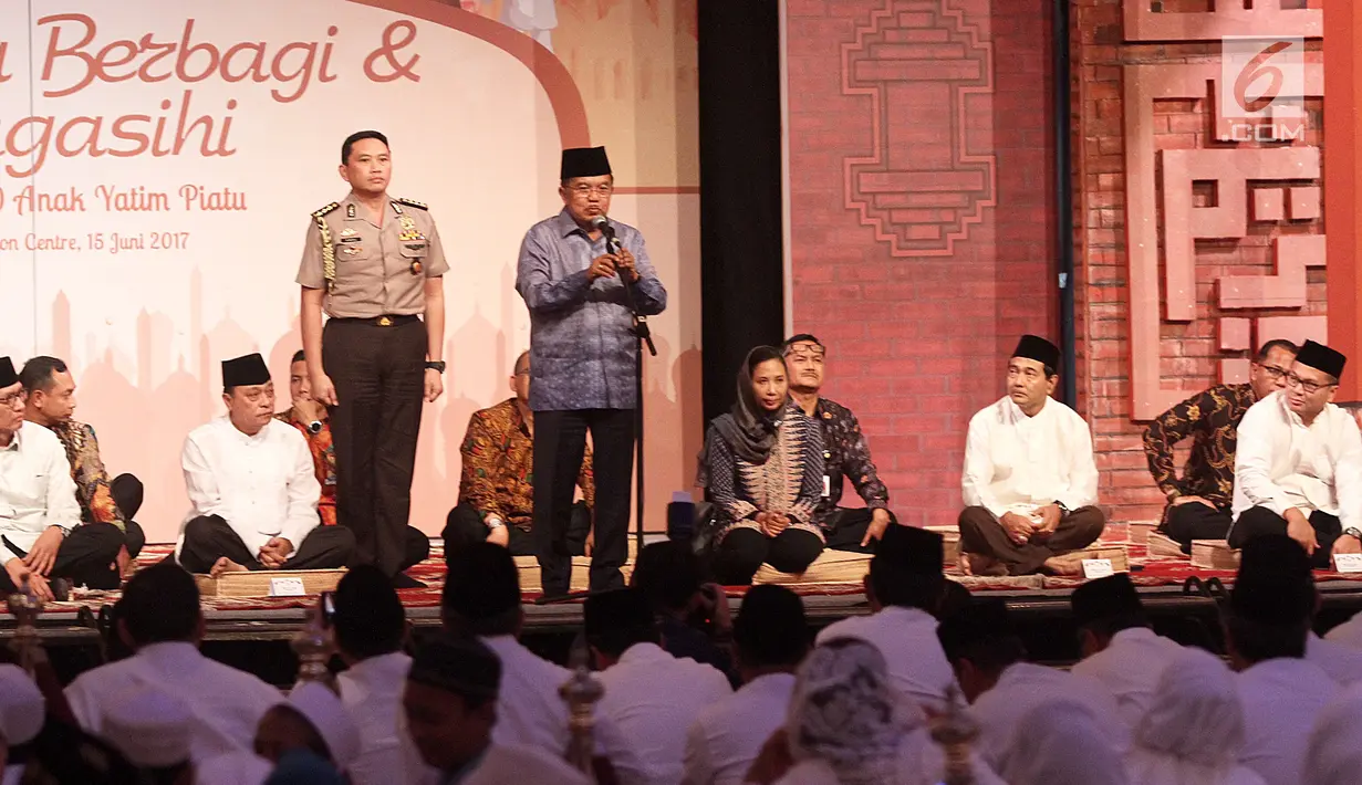 Wapres Jusuf Kalla memberikan sambutan dalam acara Himbara buka puasa bersama anak yatim di JCC, Jakarta, Kamis (15/06). Himbara menyerahkan bantuan penunjang pendidikan senilai Rp200 juta.(Liputan6.com/Fery Pradolo)