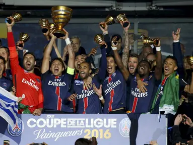 Pemain Paris Saint-Germain (PSG) merayakan gelar juara Piala Liga Prancis setelah mengalahkan Lille 2-1 di Stade de France, Saint-Denis, Sabtu (23/4/2016). (Reuters/Jacky Naegelen)