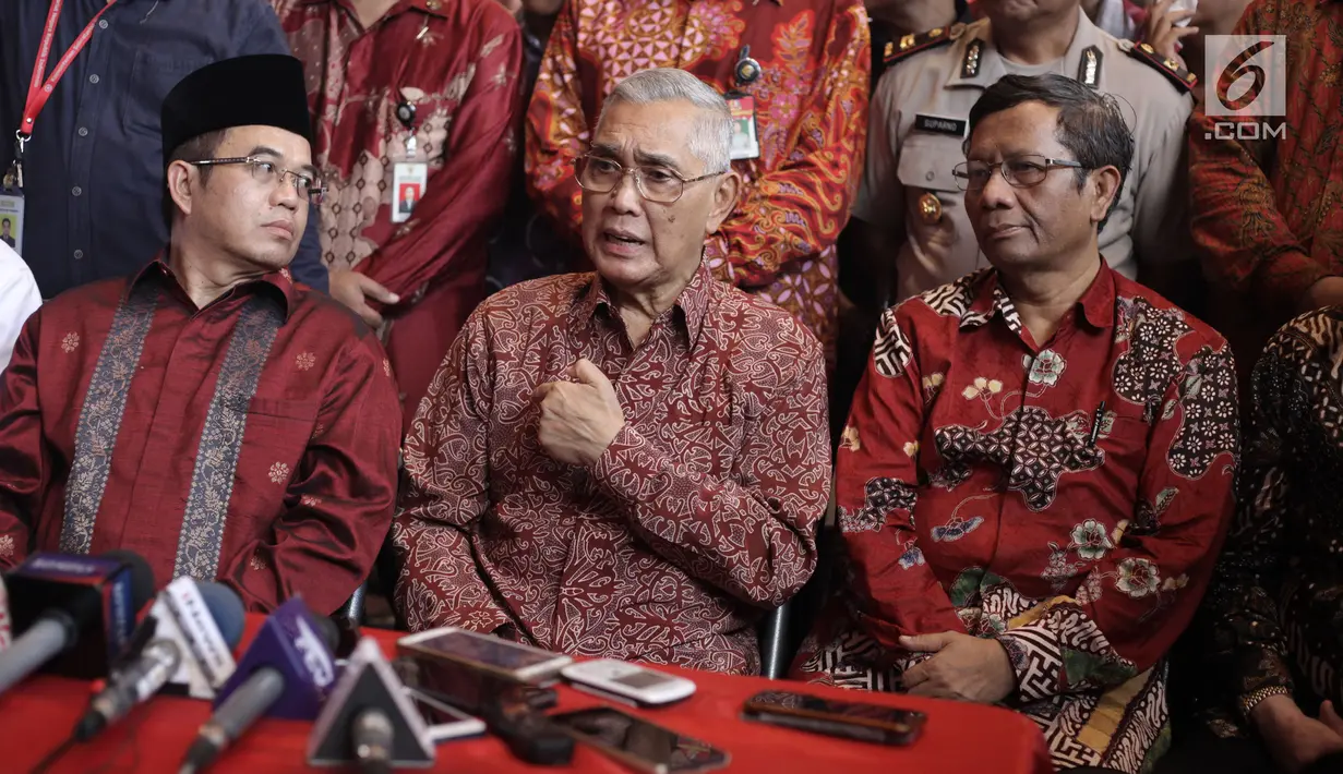 Ketua UKP PIP, Yudi Latief bersama Wakil Presiden keenam RI Try Sutrisno, mantan Ketua Mahkamah Konstitusi Mahfud MD memberi keterangan saat mendatangi Vihara Dharma Bakti di kawasan Glodok, Jakarta, Jumat (16/2). (Liputan6.com/Arya Manggala)