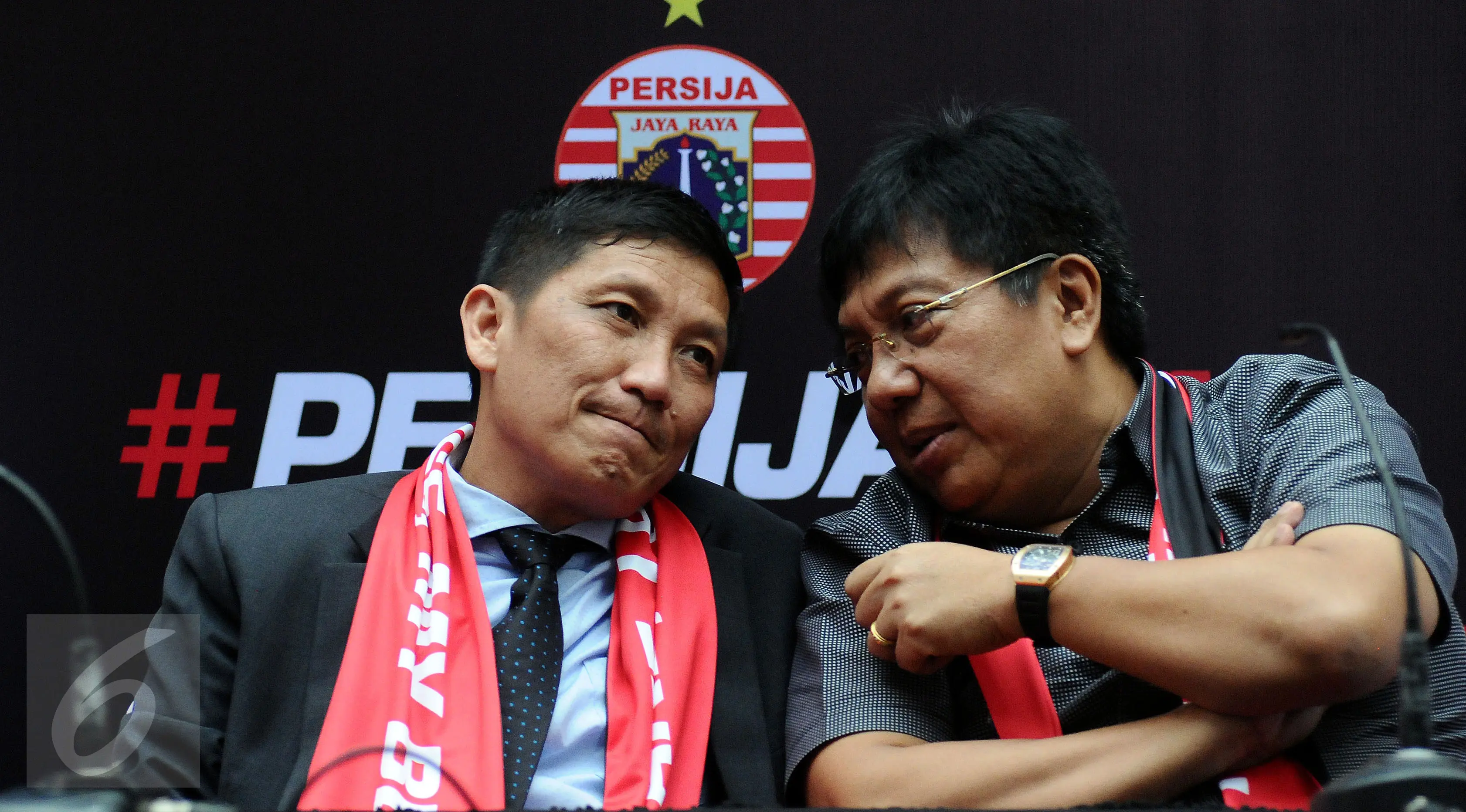 Direktur Persija yang baru, Gede Widiade (kanan) berbincang dengan Presiden Klub Persija, Ferry Paulus saat perkenalan di Jakarta, Selasa (14/2). Dengan bergantinya manajemen, Persija berharap prestasi di Liga 1. (Liputan6.com/Helmi Fithriansyah)