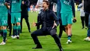 Manajer Tottenham Hotspur, Mauricio Pochettino merayakan kemenangan timnya atas Ajax Amsterdam pada akhir laga kedua semifinal Liga Champions 2018/19 di Stadion Johan Cruyff, Rabu (8/5). Tottenham melaju ke Final Liga Champions usai mengalahkan Ajax 3-2. (Reuters/Matthew Childs)