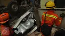 Sebuah mobil boks jatuh dari tempat parkir lantai 3 Pasar Cipulir, Kebayoran Lama, Jakarta, Selasa, (19/1/2016). Dua orang dikabarkan tewas dalam peristiwa tersebut. (Liputan6.com/Faisal R Syam)