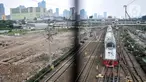 Rangkaian kereta saat melintas di dekat lokasi perluasan Stasiun Tanah Abang, Jakarta, Selasa (2/5/2023). (merdeka.com/Iqbal S. Nugroho)