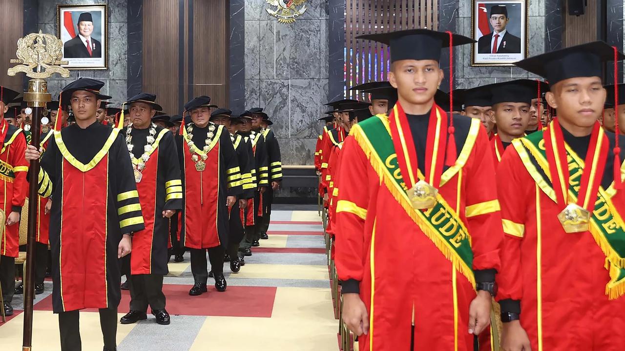 FOTO: Pelukan Haru Ibu Warnai Wisuda Perwira Remaja Akmil