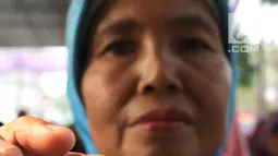 Warga menunjukkan kartu Keluarga Sejahtera saat penerima dana Program Keluarga Harapan (PKH) tahap 3 di Desa Cikuya Kabupaten Tanggerang, Jumat (28/9). Sebanyak 350 keluarga menerima dana manfaat PKH. (Liputan6.com/HO/Agus)