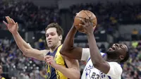 Bojan Bogdanovic (Kiri) berduel dengan Draymond Green (AP)