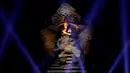 Foto pada 22 September 2018 menunjukkan Patung Garuda Wisnu Kencana disinari lampu laser saat peresmian di Ungasan, Bali. Patung setinggi 121 meter dan lebar 64 meter itu resmi diresmikan dan menjadi patung tertinggi ketiga di dunia. (AFP/SONNY TUMBELAKA)