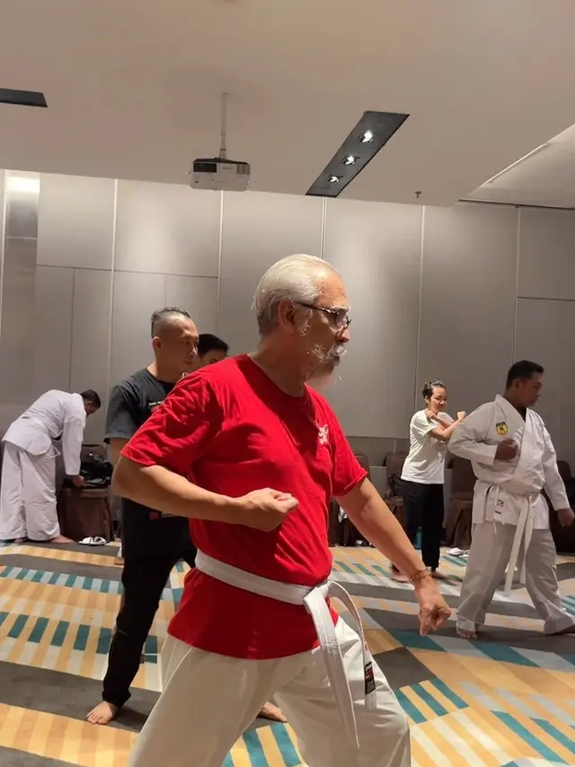 Jadi Rutinitas Sebelum Konser, Ini 8 Potret Iwan Fals Latihan Karate