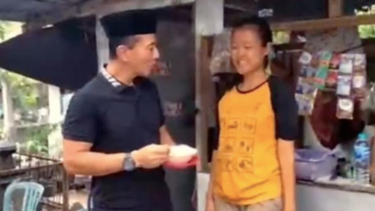 ⁠Momen Mayjen TNI Makan Mi Instan di Warung Pinggir Kuburan, Pedagang Terkejut 'Terima Kasih Pak Jenderal